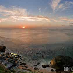 180度数のインド洋が広がるオープントップバー空間/画像提供:アヤナ リゾート&スパ バリ