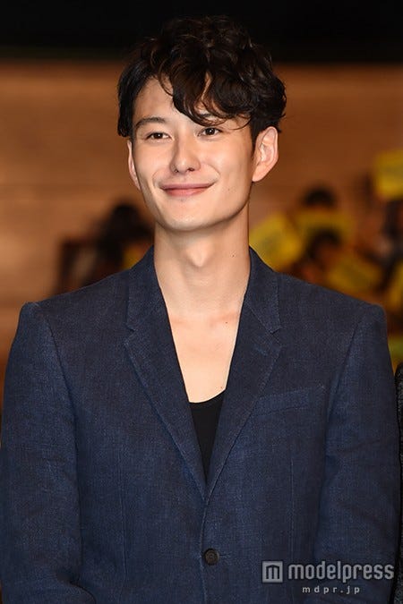 岡田将生、さりげなく車道側へ…“紳士”な振る舞いに絶賛の嵐(C)モデルプレス