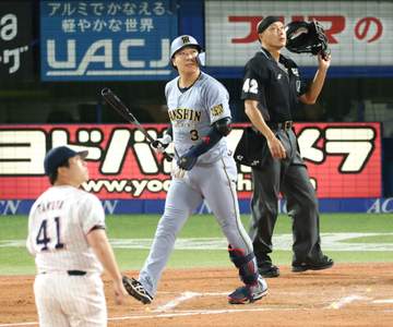 阪神・大山復活弾 3戦ぶりスタメン今季初4番で5号ソロ 打線組み替えズバリ4発10点大勝で首位浮上
