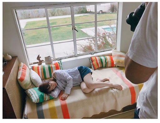 川栄李奈、ベッドで白肌美脚あらわ「美しい」「SEXY」と反響