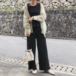 春のモノトーンを着こなすカギは?軽やかさをプラスする4つのテクニック