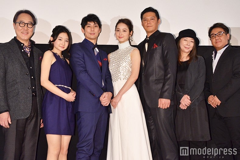 （左より）佐野史郎、小室ゆら、平岡祐太、佐々木希、井坂俊哉、りりィ、堀内博志監督（C）モデルプレス
