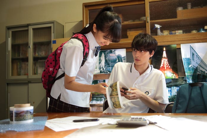 黒崎レイナ、高杉真宙(C)2018映画「世界でいちばん長い写真」製作委員会