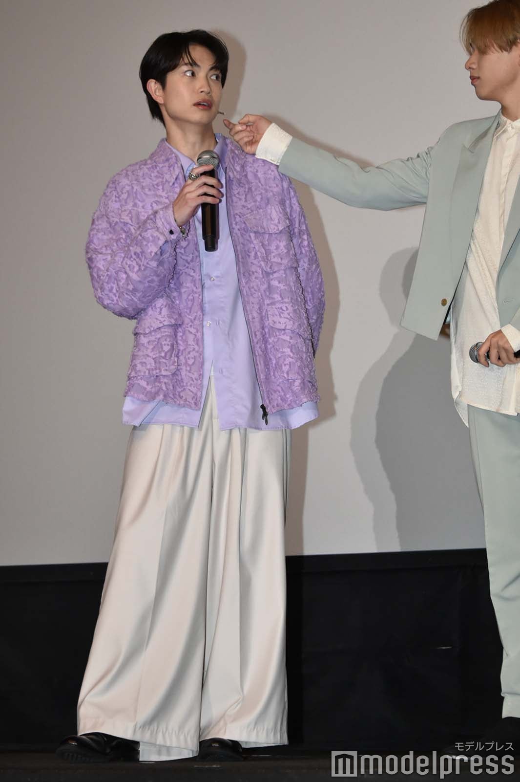 宮世琉弥に突然頬を触られ驚く綱啓永綱啓永、宮世琉弥（C）モデルプレス