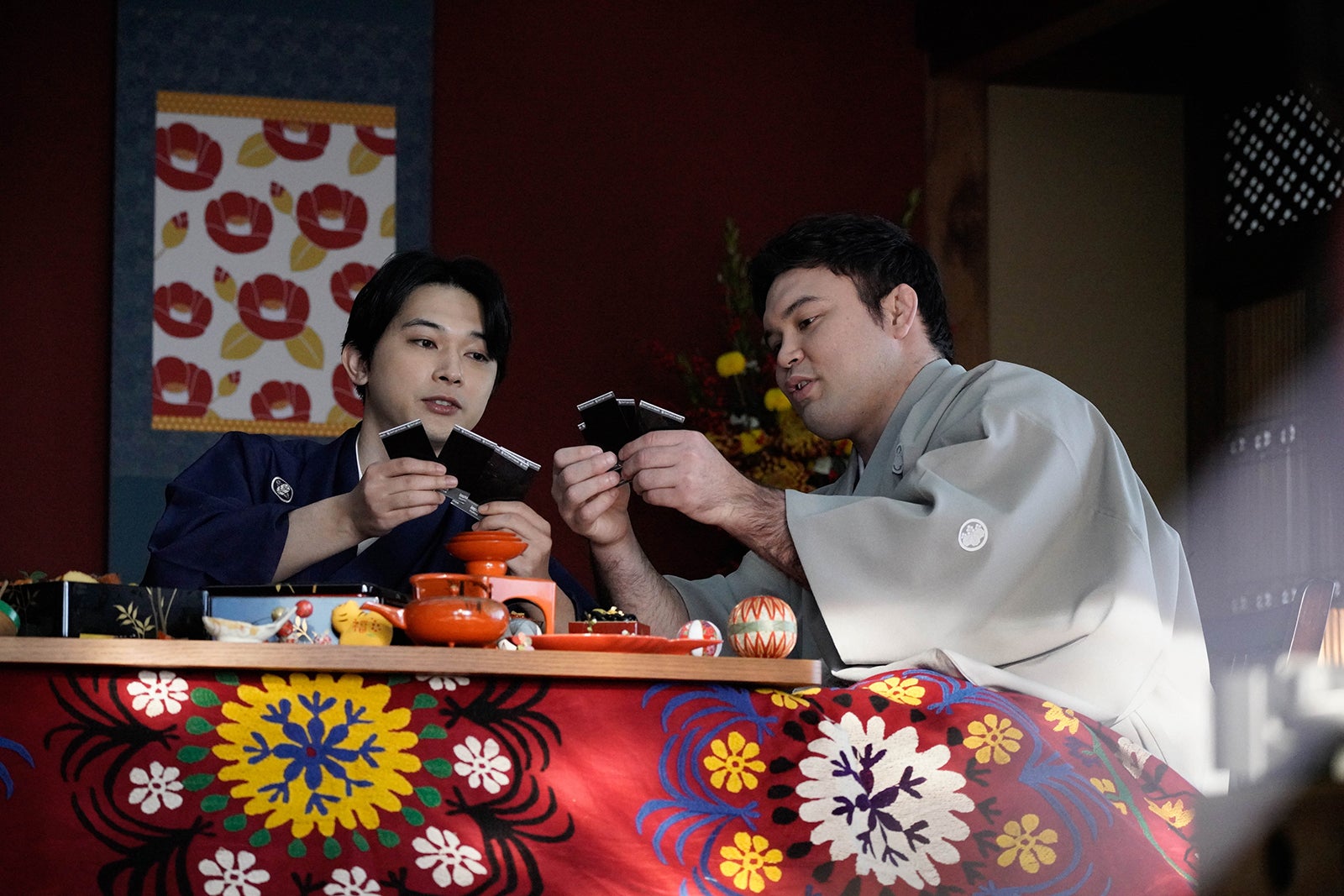 吉沢亮、ウルフ・アロン／「お正月を写そう 2022 チェキ・エモい写真」篇メイキングより（提供写真）