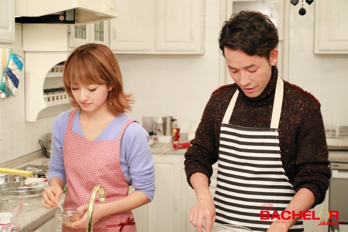 料理をする2人/「バチェラー・ジャパン」シーズン2場面カット(C)2018 Warner Bros. International Television Production Limited. All rights reserved.
