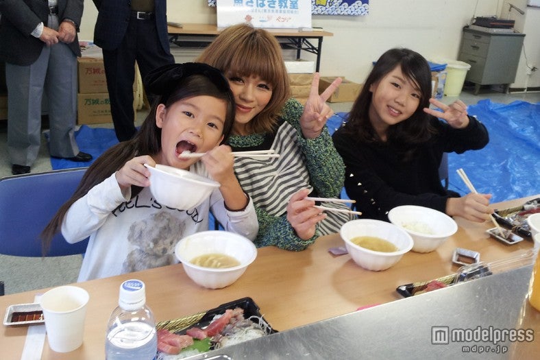 中央：宮下美恵