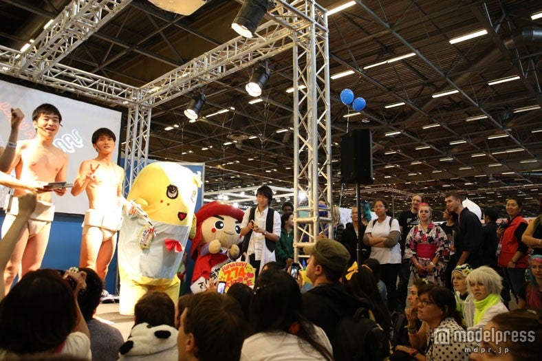 現地ファンが殺到したジャルジャルのステージ（C）TokyoGirl’sUpdate