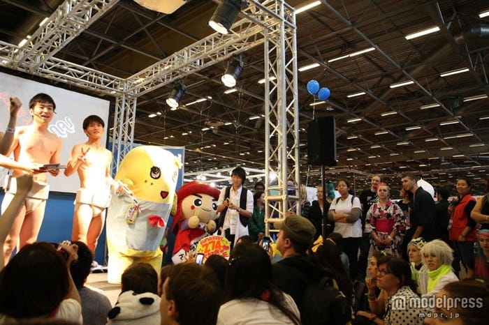 現地ファンが殺到したジャルジャルのステージ(C)TokyoGirl’sUpdate