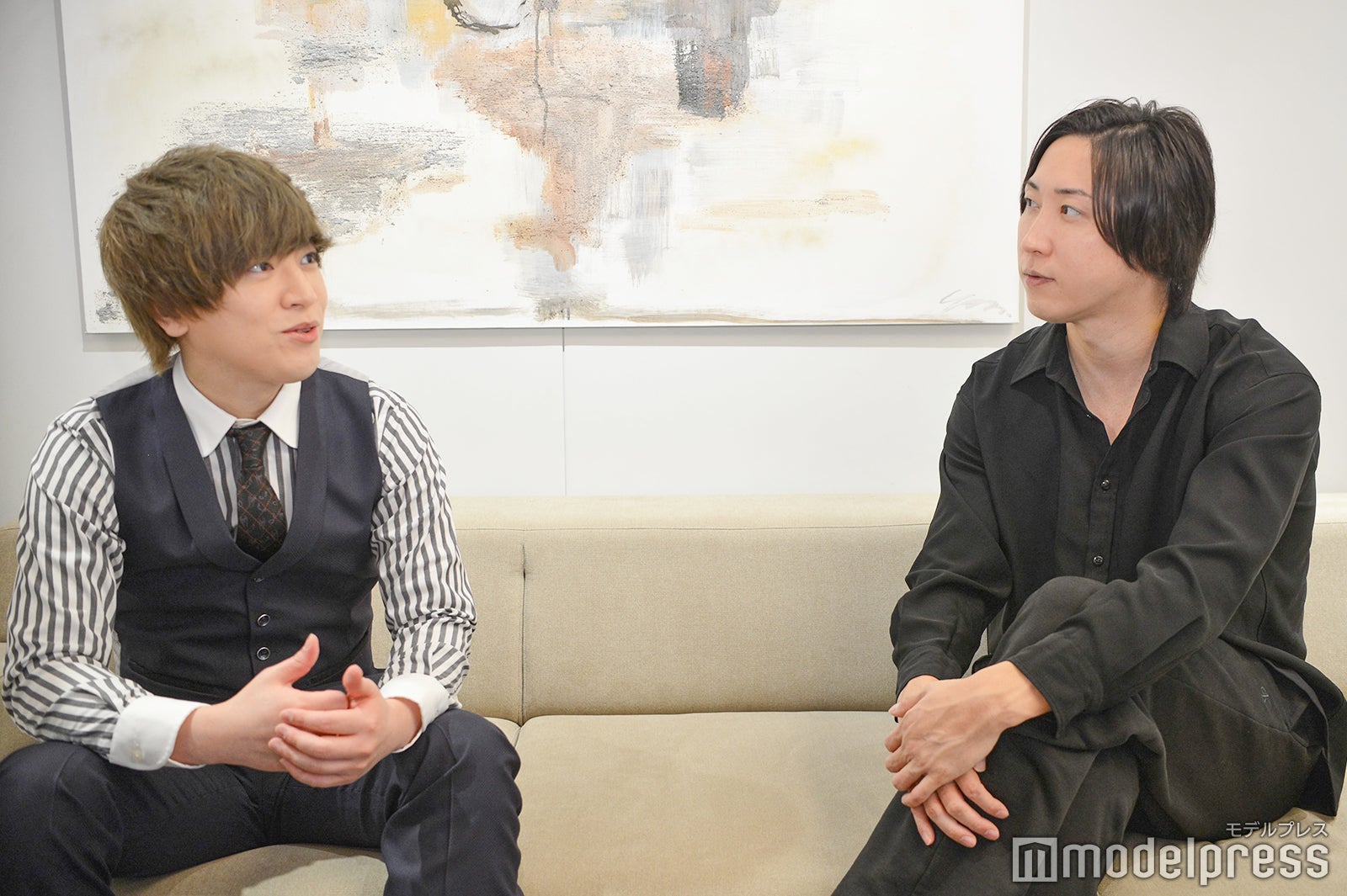 （左から）ヴァンビ、溝口勇児（C）モデルプレス