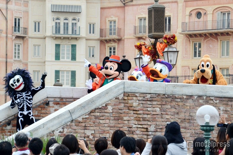 新プログラム「ウェルカム・スケルトン・フレンズ」／ミッキーたちが登場