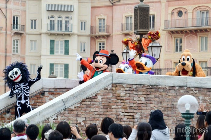 新プログラム「ウェルカム・スケルトン・フレンズ」/ミッキーたちが登場