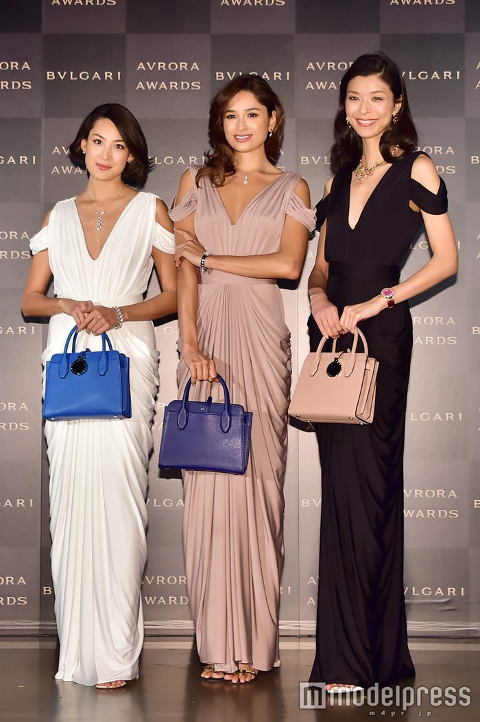(左から)Liza、Kelly、生方ななえ (C)モデルプレス