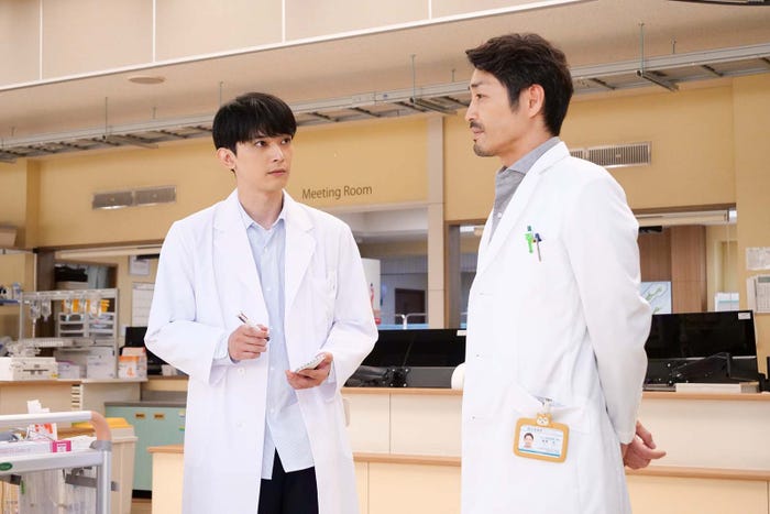 (左から)吉沢亮、安田顕「PICU 小児集中治療室」第1話より(C)フジテレビ