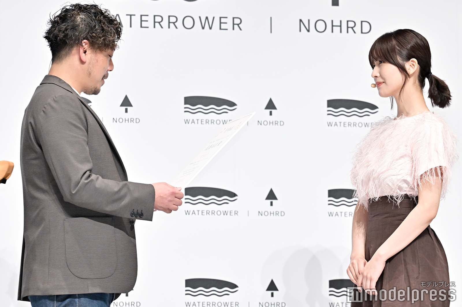 任命証を受け取る長濱ねる（C）モデルプレス