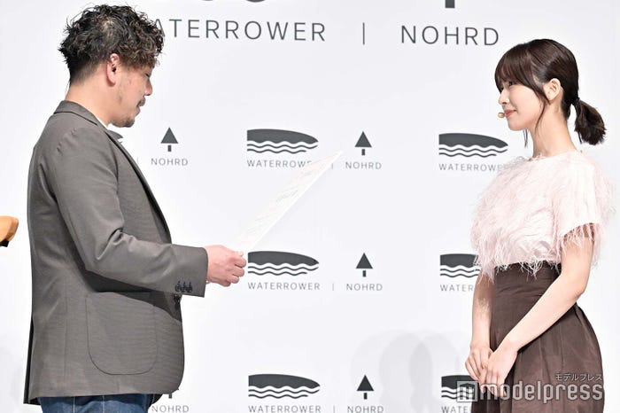 任命証を受け取る長濱ねる(C)モデルプレス