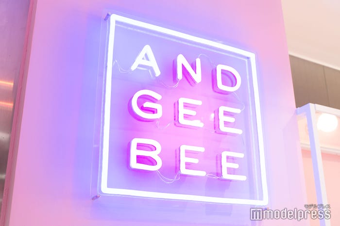 ネオンロゴ「ANDGEEBEE」ラフォーレ原宿店(C)モデルプレス