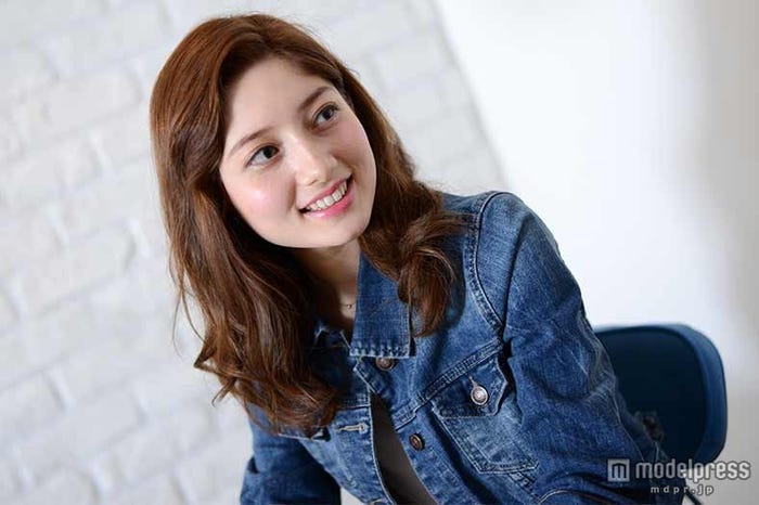 モデルプレスのインタビューに応じたティファニー春香