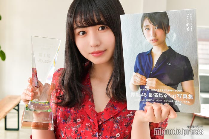 <撮り下ろし撮影エピソード1>“写真集女王”の微笑みを!というリクエストに照れながらも応える。(C)モデルプレス