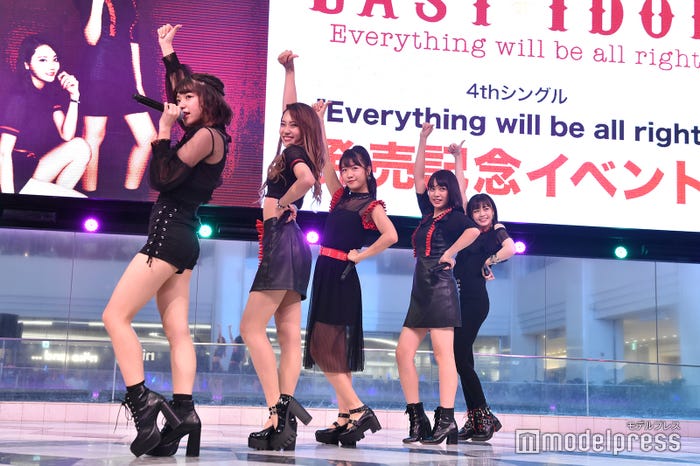 LaLuce(左から:長月翠、安田愛里、鈴木遥夏、大石夏摘、阿部菜々実)(C)モデルプレス