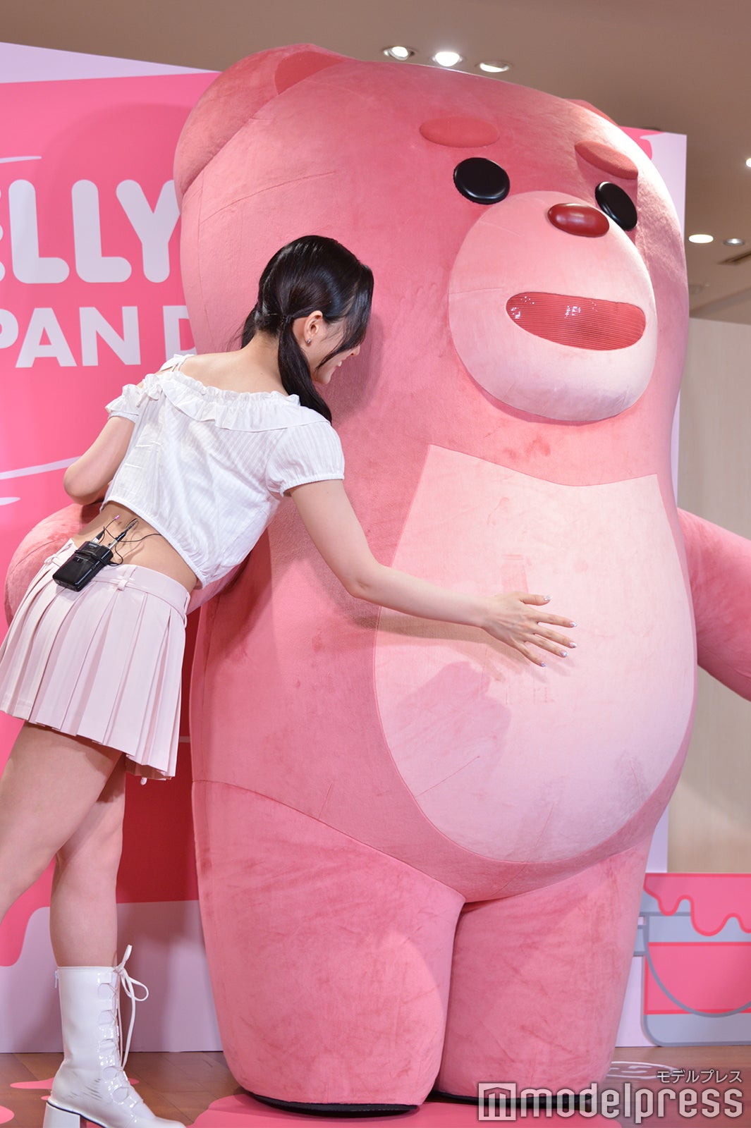 ベリゴムのお腹をチェックするマシロ（C）モデルプレス