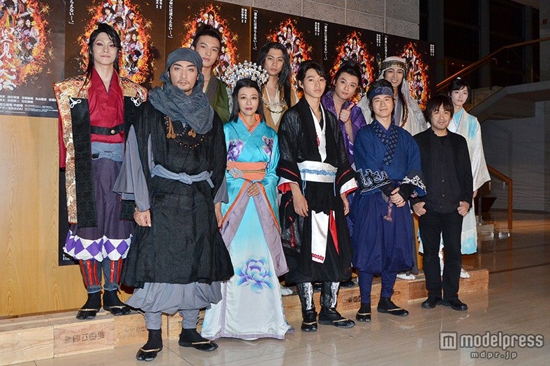 舞台「里見八犬伝」主要キャスト（前列左から）松田賢二、白石美帆、山崎賢人、村井良大、演出・深作健太氏（後列左から）玉城裕規、荒井敦史、馬場良馬、石垣佑磨、丸山敦史、高杉真宙