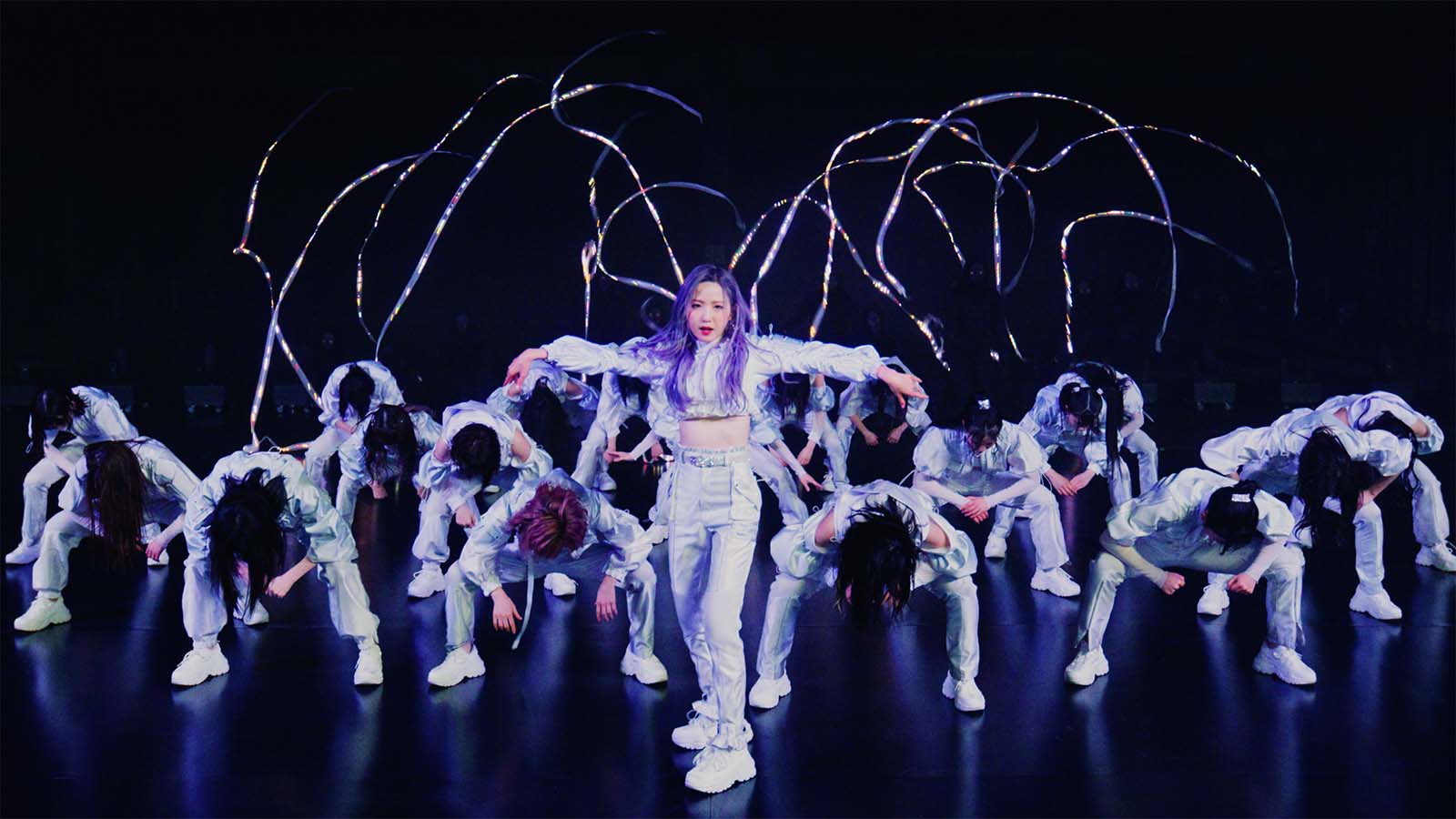 AKB48「元カレです」MVより（C）AKB48／キングレコード