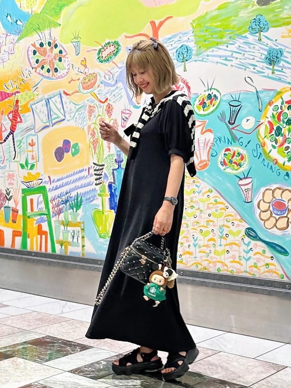 黒いパフスリーブワンピースのポイントにも 出典:WEAR