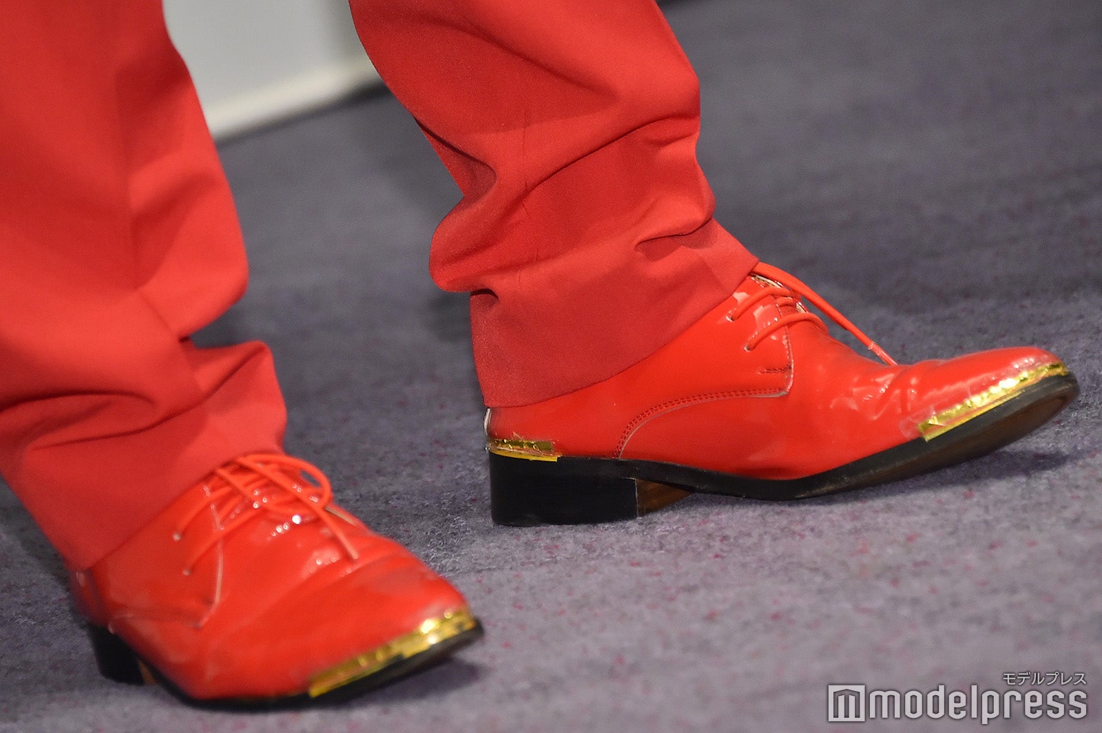 草なぎ剛（アルトゥロ・ウイ）の足元（C）モデルプレス