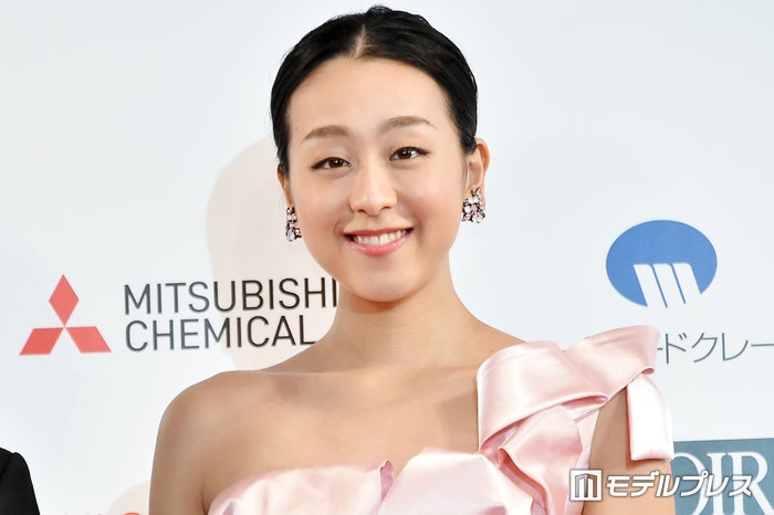 浅田真央、斬新“泡風”ドレスから美肩＆スラリ美脚見せる「凄まじい破壊力」「妖精みたい」と反響