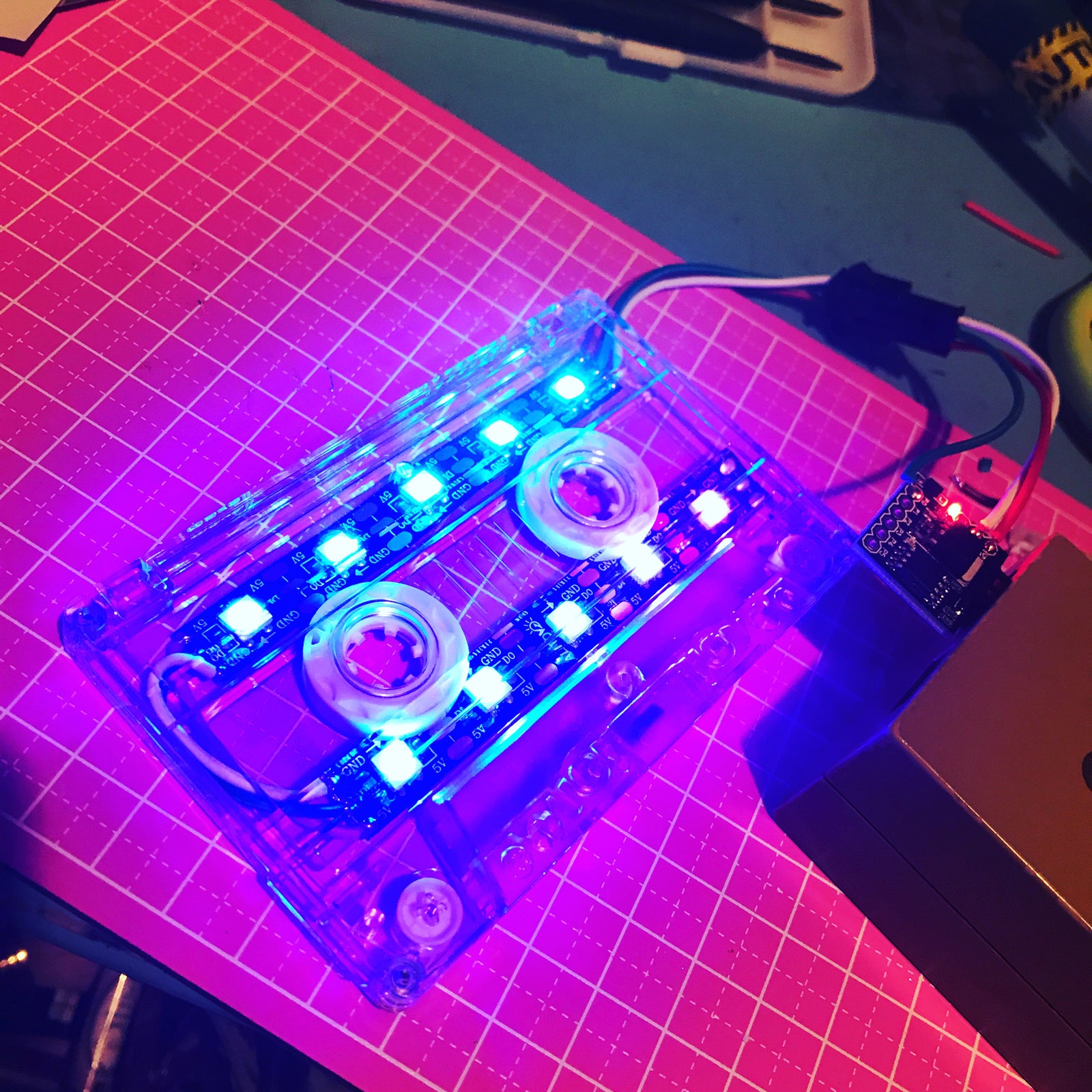 光るカセットテープ（提供写真）