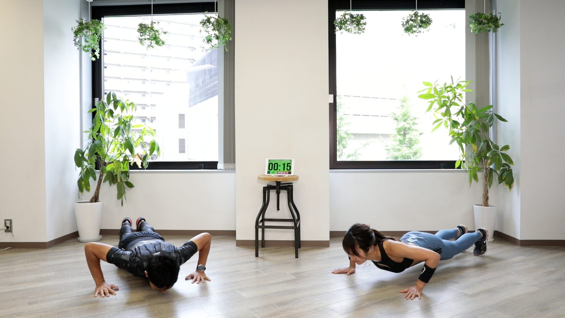 腕立て伏せで腕を曲げている