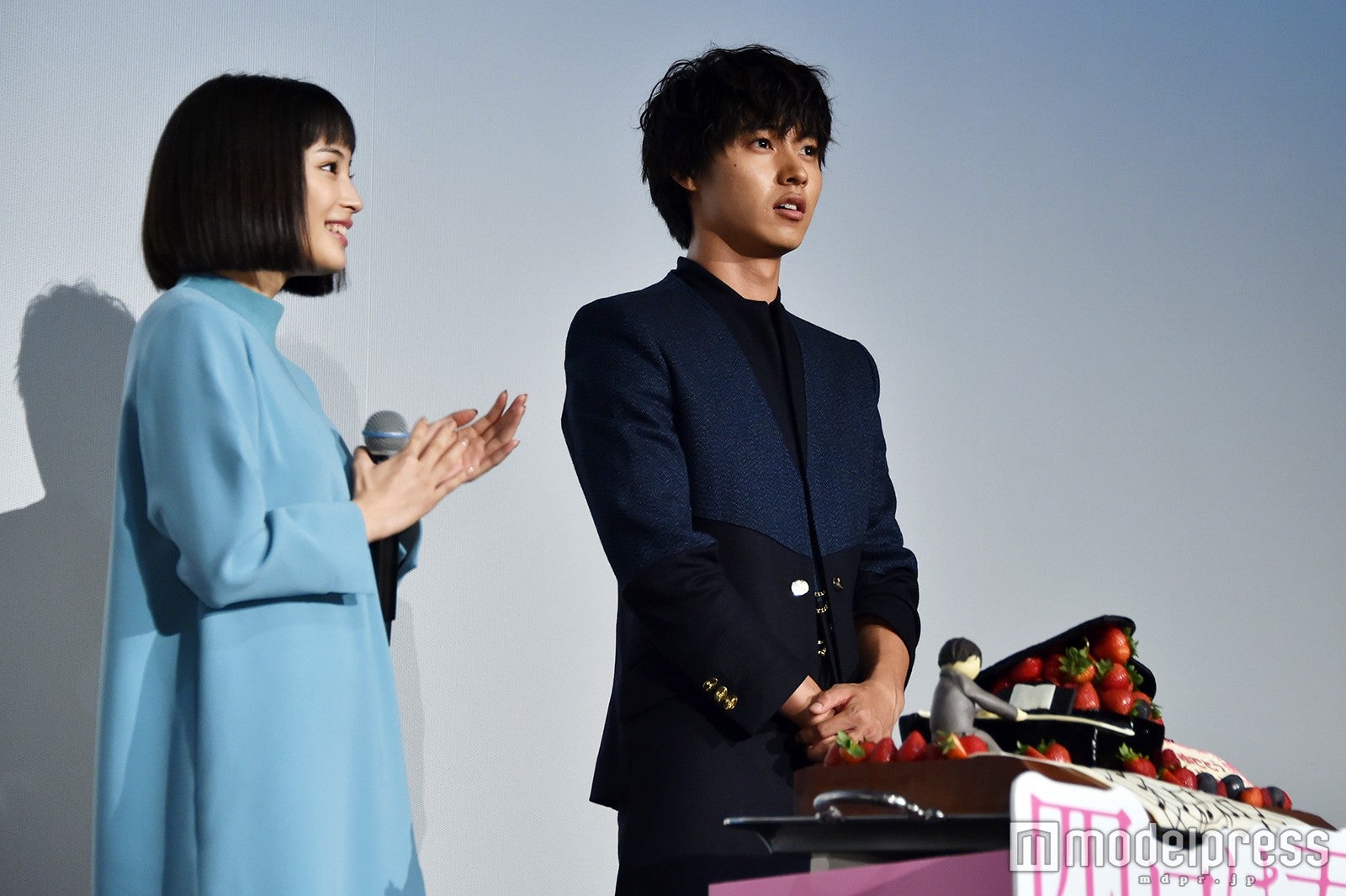 （左から）広瀬すず、山崎賢人（C）モデルプレス