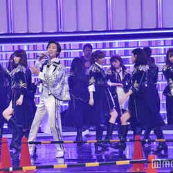 山内惠介のバックで踊るAKB48メンバー／写真はリハーサル時のためAKB48の衣装のまま （C）モデルプレス