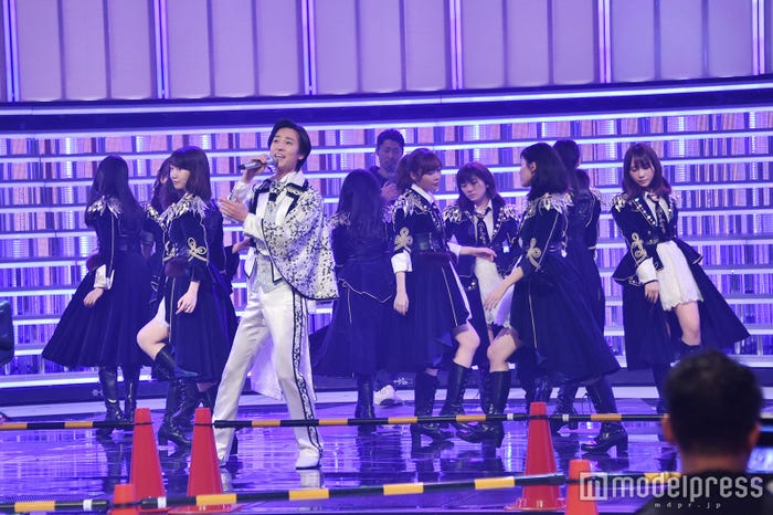 山内惠介のバックで踊るAKB48メンバー （C）モデルプレス