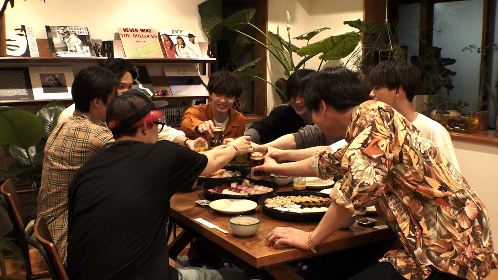 八木勇征のバースデーをメンバーが祝福／「The Usual Night いつもの夜」第7話より（C）ABCテレビ