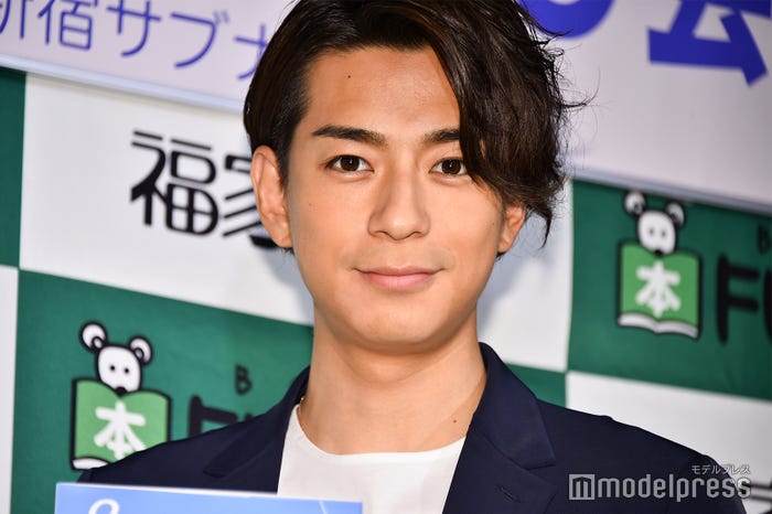 報道陣の取材に応じた三浦翔平 (C)モデルプレス