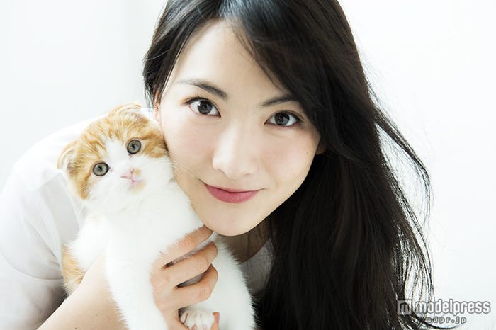 知英、最近飼い始めた子猫・レオン君と2ショット/初のスタイルブック『GROW UP!』より/画像提供:マガジンハウス