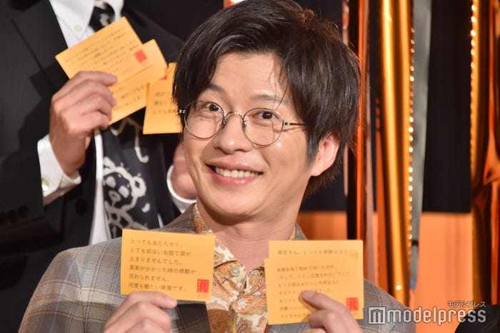 フォトセッション中にひょうきんな顔をする田中圭(C)モデルプレス