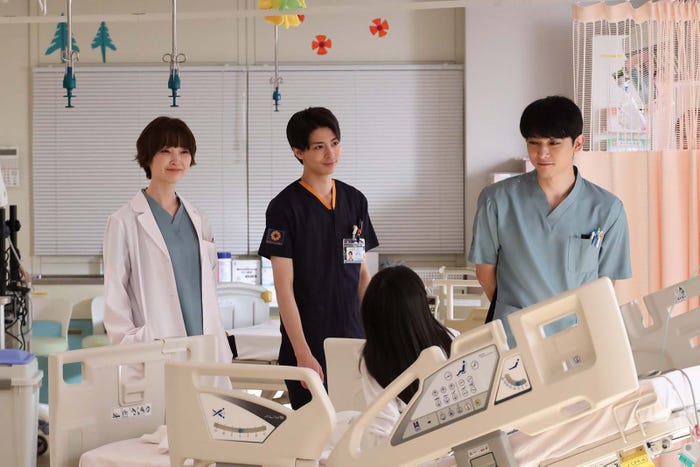 菅野莉央、高杉真宙、吉沢亮「PICU 小児集中治療室」第10話より(C)フジテレビ