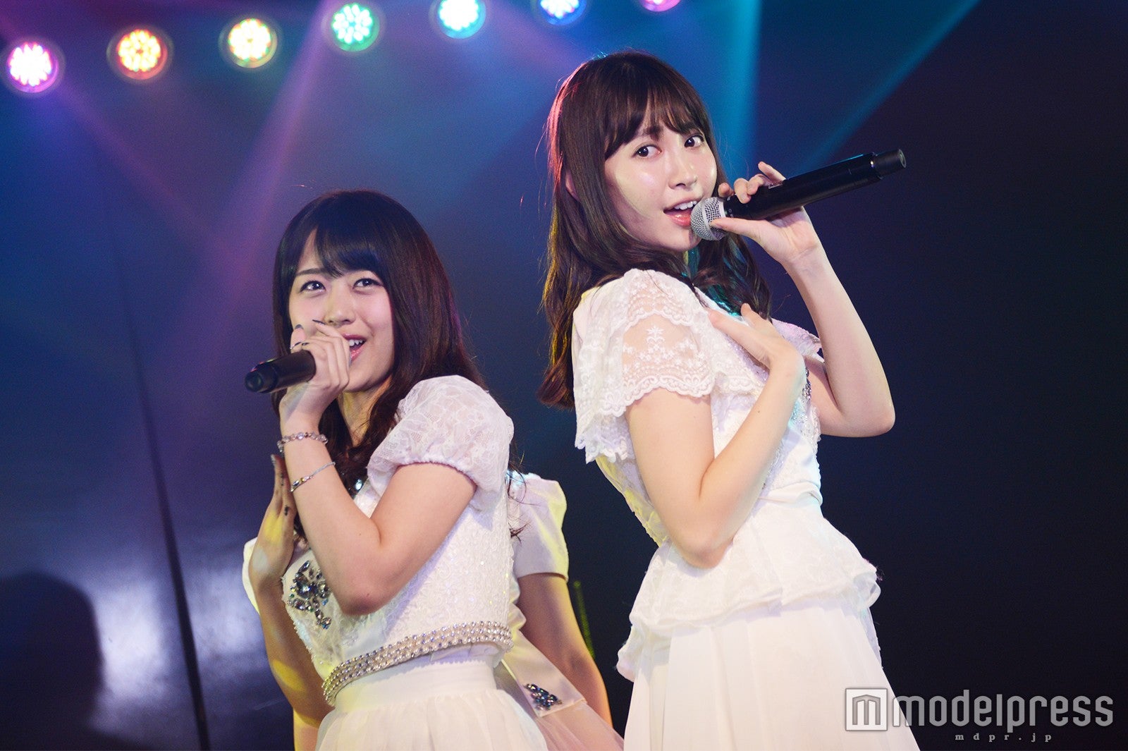 篠崎彩奈、小嶋陽菜「小嶋陽菜好感度爆上げ公演」（C）モデルプレス