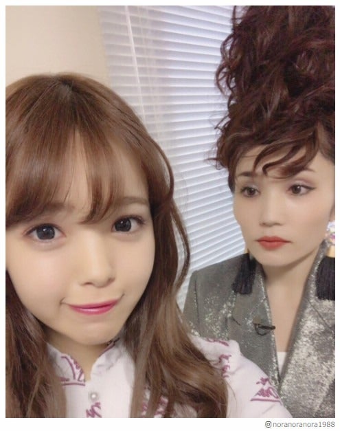 平野ノラ、“超ロング”のバブリーヘアが話題　藤田ニコルも興味津々