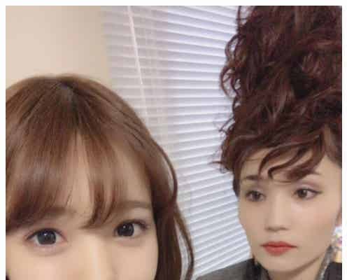 平野ノラ、“超ロング”のバブリーヘアが話題 藤田ニコルも興味津々