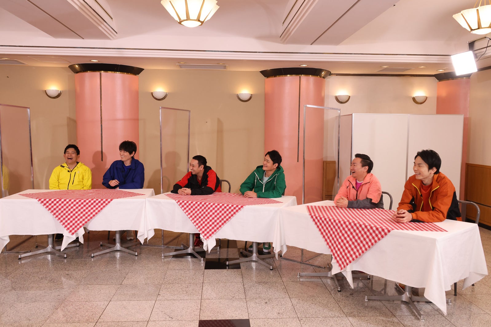 （左から）博多華丸・大吉（博多華丸、博多大吉）、千鳥（大悟、ノブ）、かまいたち（山内健司、濱家隆一）（C）カンテレ