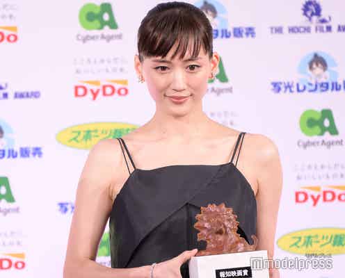 綾瀬はるか、美デコルテ際立つドレス 主演女優賞受賞に喜び<第48回報知映画賞>