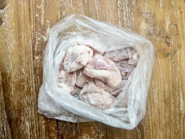 鶏もも肉は一口サイズにカットしてポリ袋に入れ、酒・塩を加えて袋の外から揉み込み、焼く寸前に片栗粉を加えて袋を振り、全体に片栗粉をまぶします。 鶏もも肉は一口サイズにカットしてポリ袋に入れ、酒・塩を加えて袋の外から揉み込み、焼く寸前に片栗粉を加えて袋を振り、全体に片栗粉をまぶします。
