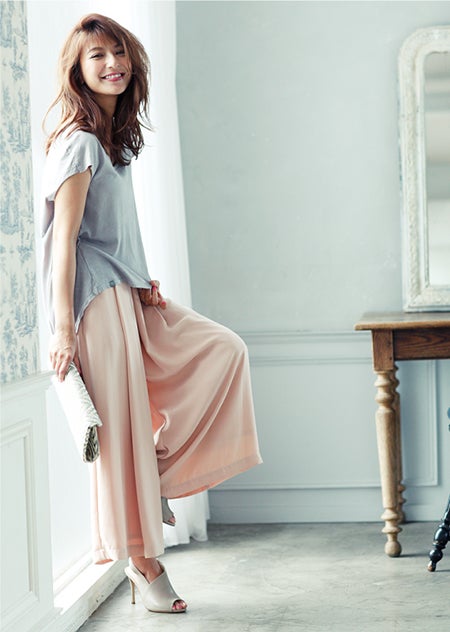 トップス￥8,532／ERRANT（ROSE BUD）、スカンツ￥10,800／loaf、クラッチバッグ￥5,292、サンダル¥24,624／ROSE BUD（C）TOPLOG