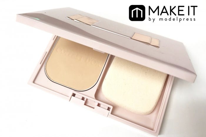 コフレドール/ヌーディカバー ロングキープパクトUV/SPF20・PA++/オークルC/本体2,800円(税抜)/ケース1,000円(税抜) (C)メイクイット