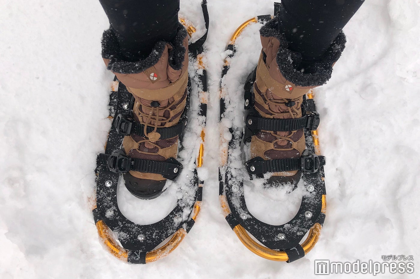 歩きづらい雪道でも、雪に足を取られず快適な歩行をサポートするスノーシュー（C）モデルプレス