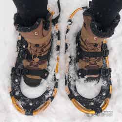 歩きづらい雪道でも、雪に足を取られず快適な歩行をサポートするスノーシュー（C）モデルプレス
